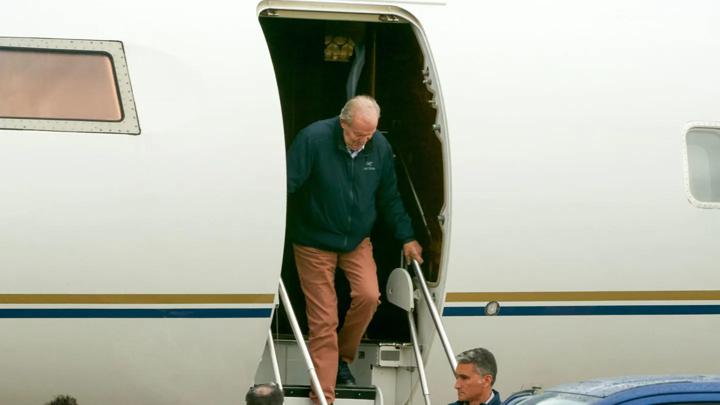 El rey emérito, a su llegada al aeropuerto de Vitoria El rey emérito, a su llegada al aeropuerto de Vitoria