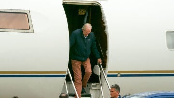 El rey emérito, a su llegada al aeropuerto de Vitoria