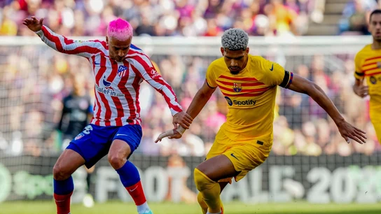Antoine Griezmann, ante Araújo Antoine Griezmann, ante Araújo