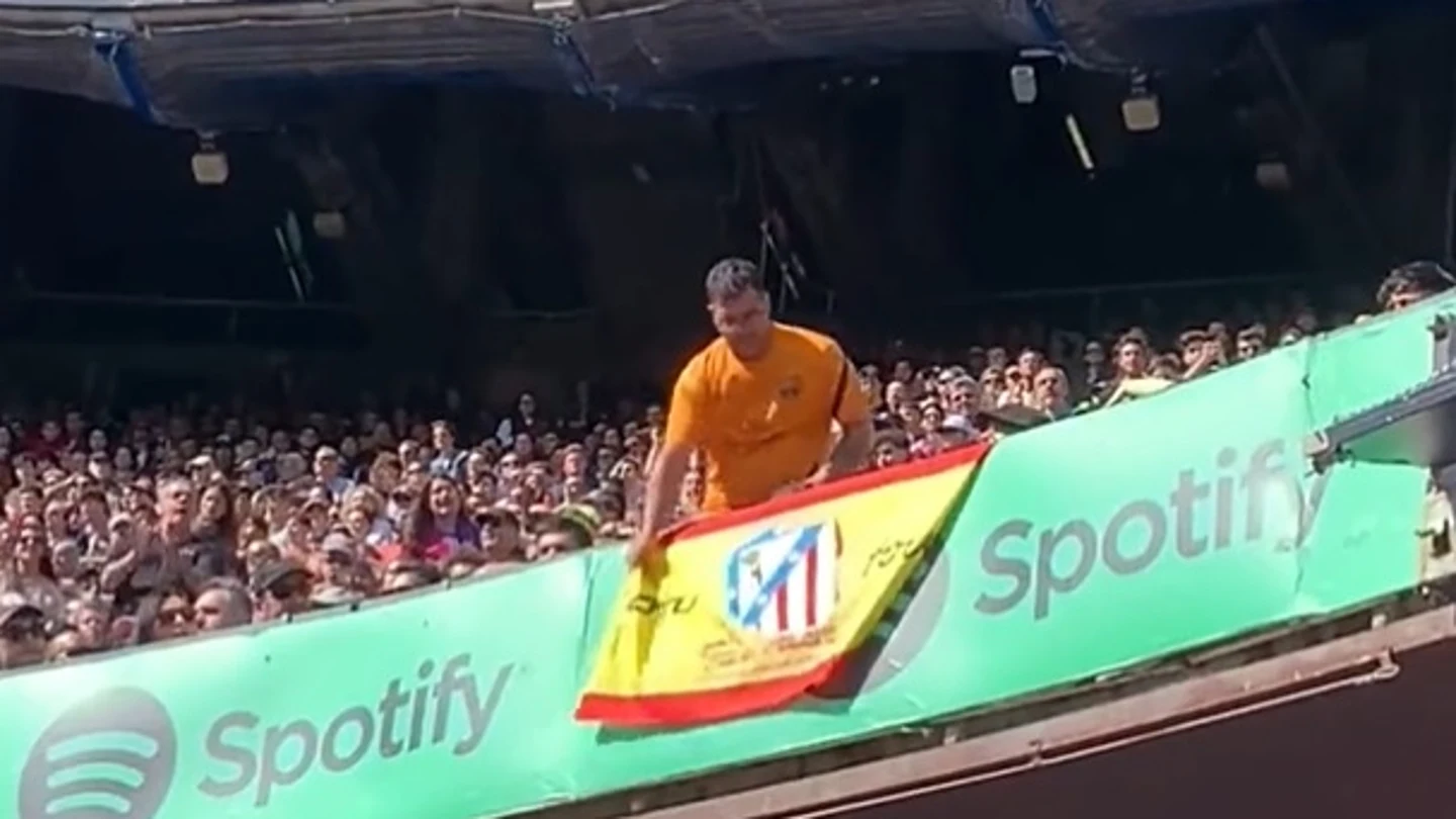 Expulsan del Camp Nou a un hincha del Atleti por colgar una bandera de España con el escudo Expulsan del Camp Nou a un hincha del Atleti por colgar una bandera de España con el escudo