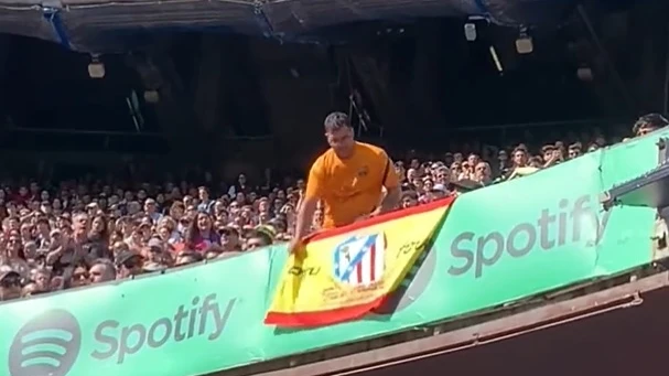 Expulsan del Camp Nou a un hincha del Atleti por colgar una bandera de España con el escudo