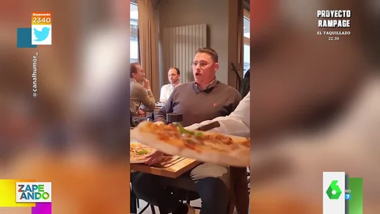 Un concierto gratuito: así sorprende un hombre que acude a cenar a un restaurante al resto de comensales Un concierto gratuito: así sorprende un hombre que acude a cenar a un restaurante al resto de comensales