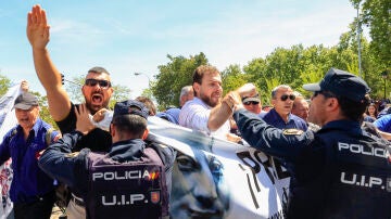 Falangistas se enfrentan a la Policía durante la exhumación de los restos de Primo de Rivera