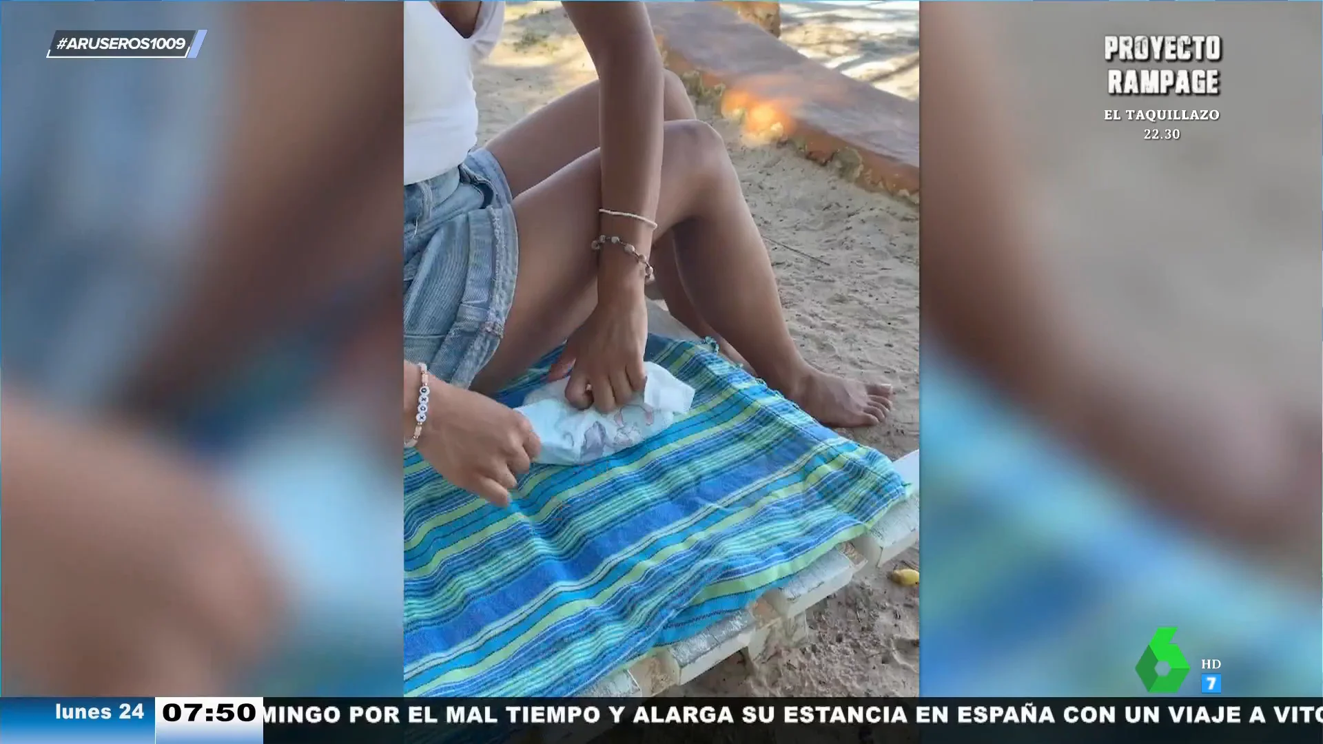 El truco que necesitabas para bañarte en la playa sin miedo a que te roben el móvil: la táctica del pañal