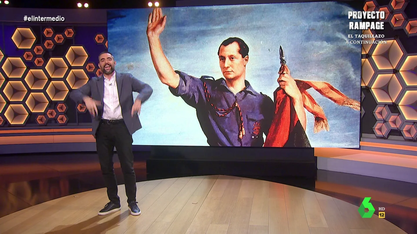 Dani Mateo pone a prueba el fascismo de Primo de Rivera: de la reunión con Mussolini al programa de Falange Dani Mateo tira de ironía para intentar 'demostrar' que Primo de Rivera no era fascista. De este modo, recuerda el programa y discurso del fundador de Falange, su reunión con Mussolini para financiar el partido o la defensa que le hizo Ortega Smith.