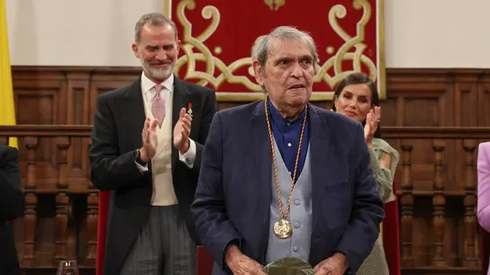 El escritor Rafael Cadenas tras recibir de manos de los reyes Felipe y Letizia, el Premio Cervantes, este lunes, en Alcalá de Henares. El escritor Rafael Cadenas tras recibir de manos de los reyes Felipe y Letizia, el Premio Cervantes, este lunes, en Alcalá de Henares.
