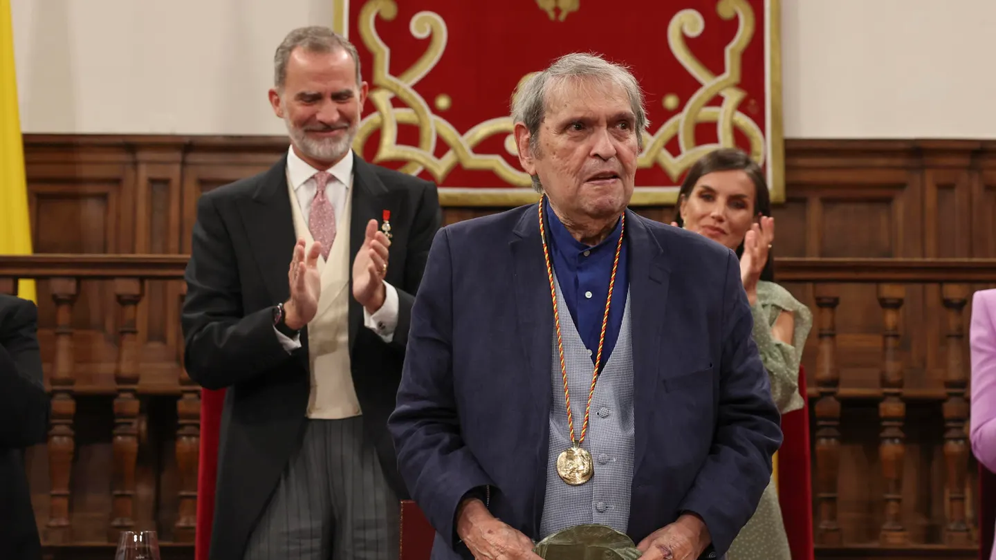 El escritor Rafael Cadenas tras recibir de manos de los reyes Felipe y Letizia, el Premio Cervantes, este lunes, en Alcalá de Henares. El escritor Rafael Cadenas tras recibir de manos de los reyes Felipe y Letizia, el Premio Cervantes, este lunes, en Alcalá de Henares.