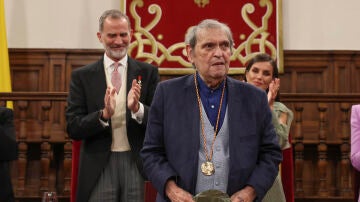 El escritor Rafael Cadenas tras recibir de manos de los reyes Felipe y Letizia, el Premio Cervantes, este lunes, en Alcalá de Henares.