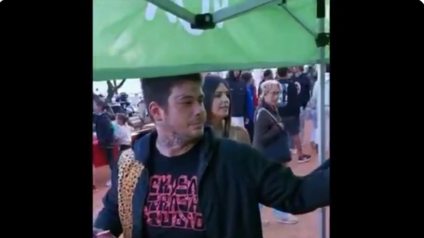 Vox denuncia al rapero Cecilio G por increpar y agredir a su candidata en Lloret de Mar al grito de "dais asco" Vox denuncia al rapero Cecilio G por increpar y agredir a su candidata en Lloret de Mar al grito de "dais asco"