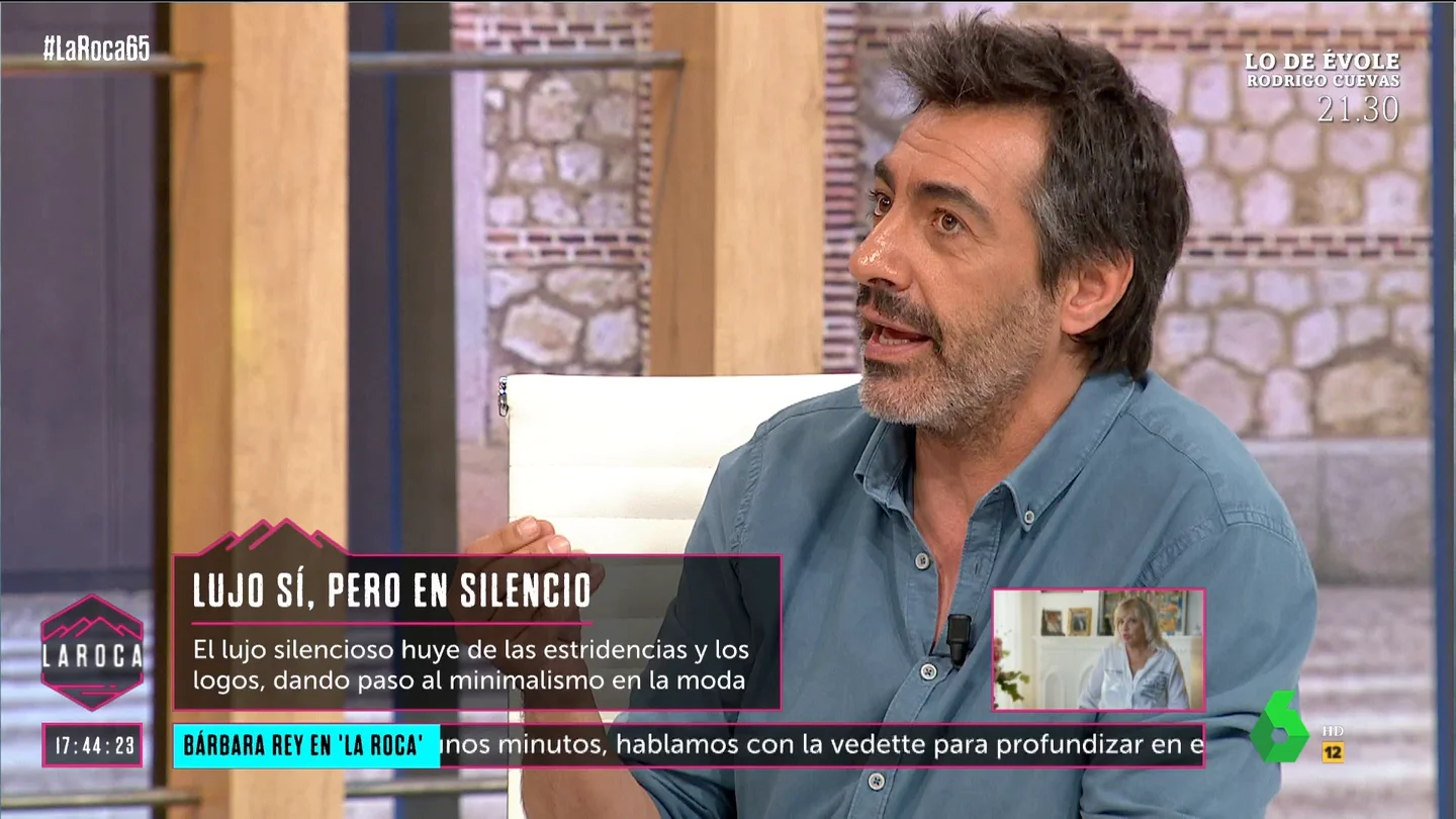Juan del Val, sobre los que compran imitaciones de artículos de lujo: Me parece la cosa más cutre del mundo "Hay una satisfacción personal en poder comprarte algo muy caro", afirma el escritor en este vídeo de 'La Roca', donde opina sobre la gente que presume de imitaciones y llama "tonto" a quien compra el original: "Es de ser una persona desagradable".