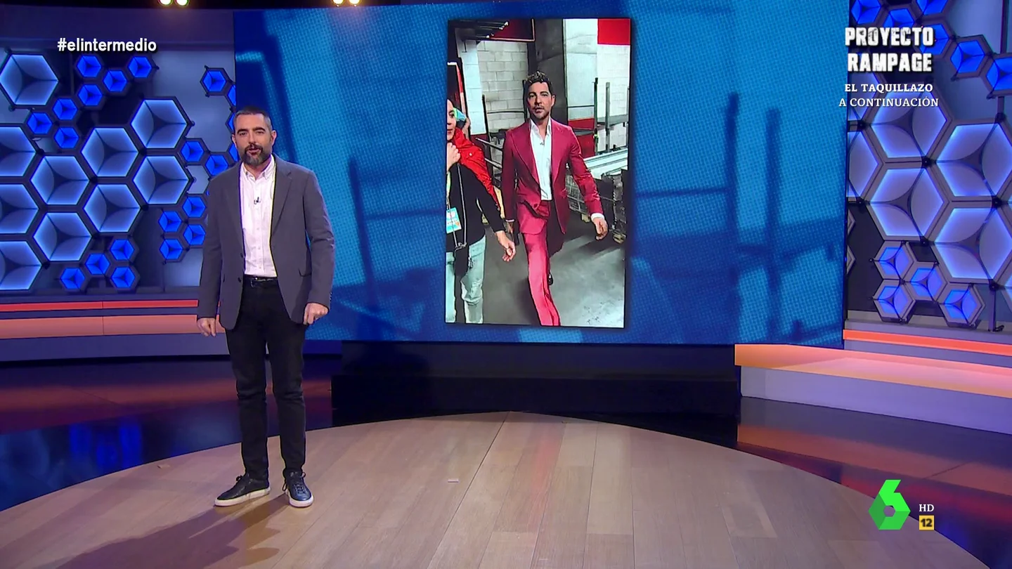 ¿Cómo están los máquinas?: Dani Mateo repasa los vídeos del David Bisbal más a tope con la vida "¿Tú estás bien? Pues Bisbal está mejor", afirma Dani Mateo, que en este vídeo de El Intermedio también recuerda otras frases virales de David Bisbal, como "ave María, ¿cuándo serás mía?" o "bulería, bulería, tan dentro del alma mía".
