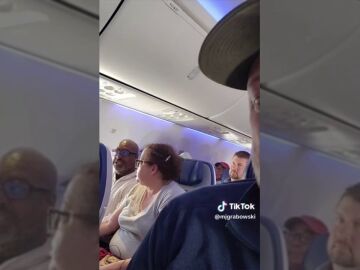 Un tiktoker graba el ataque de ira de un pasajero en pleno vuelo porque un bebé no paraba de llorar
