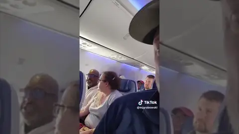 Un tiktoker graba el ataque de ira de un pasajero en pleno vuelo porque un bebé no paraba de llorar Un tiktoker graba el ataque de ira de un pasajero en pleno vuelo porque un bebé no paraba de llorar