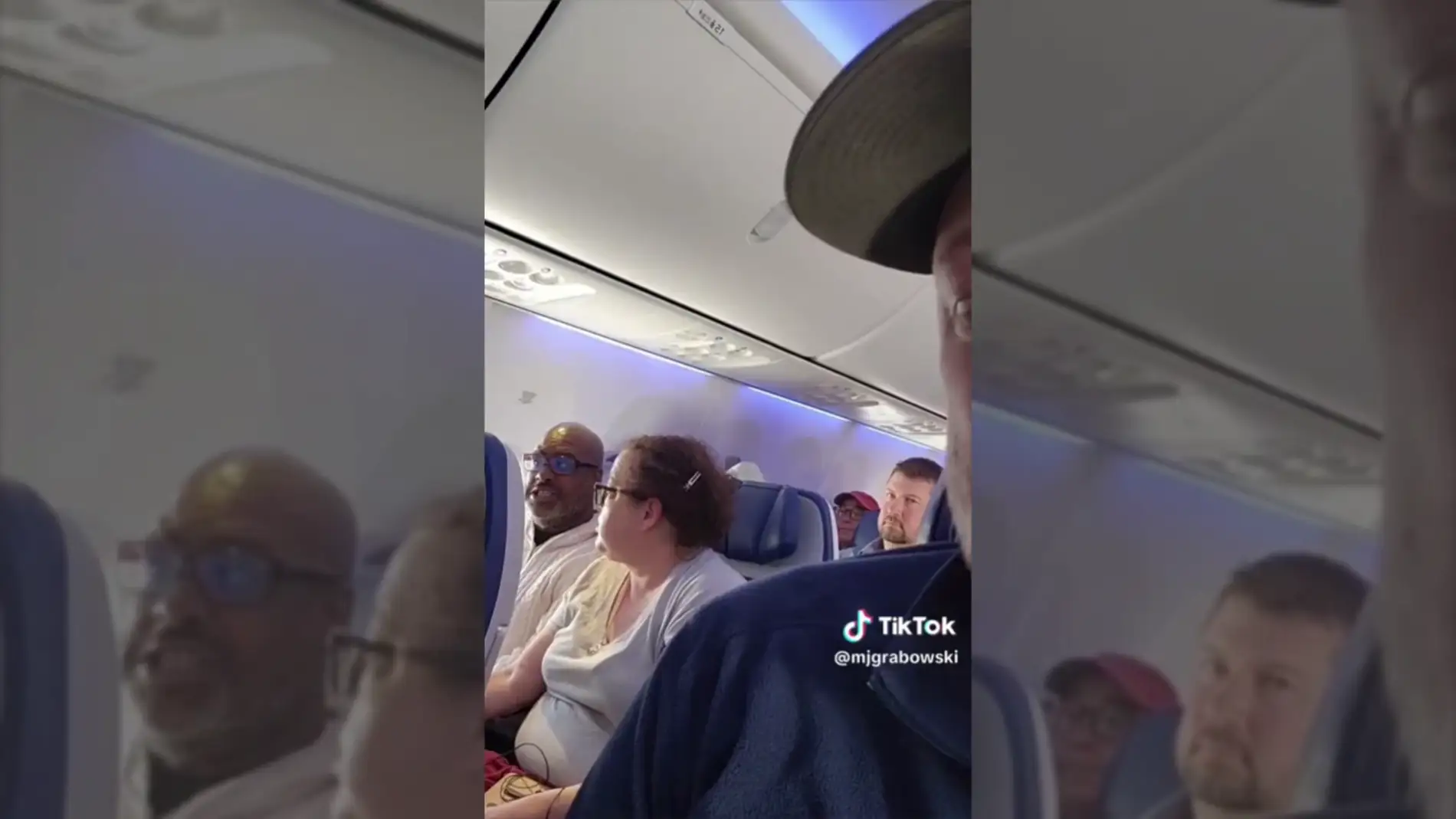 Un tiktoker graba el ataque de ira de un pasajero en pleno vuelo porque un bebé no paraba de llorar