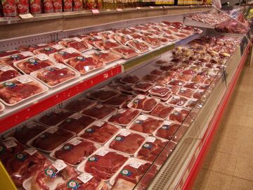 Estantería de carne en un supermercado