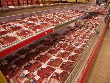 Estantería de carne en un supermercado Estantería de carne en un supermercado