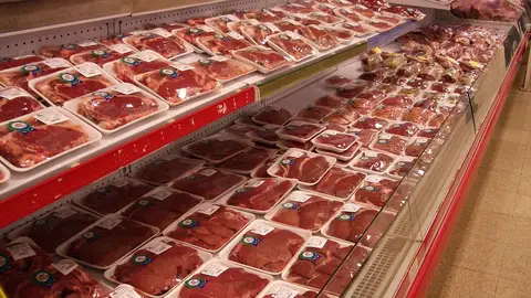 Estantería de carne en un supermercado