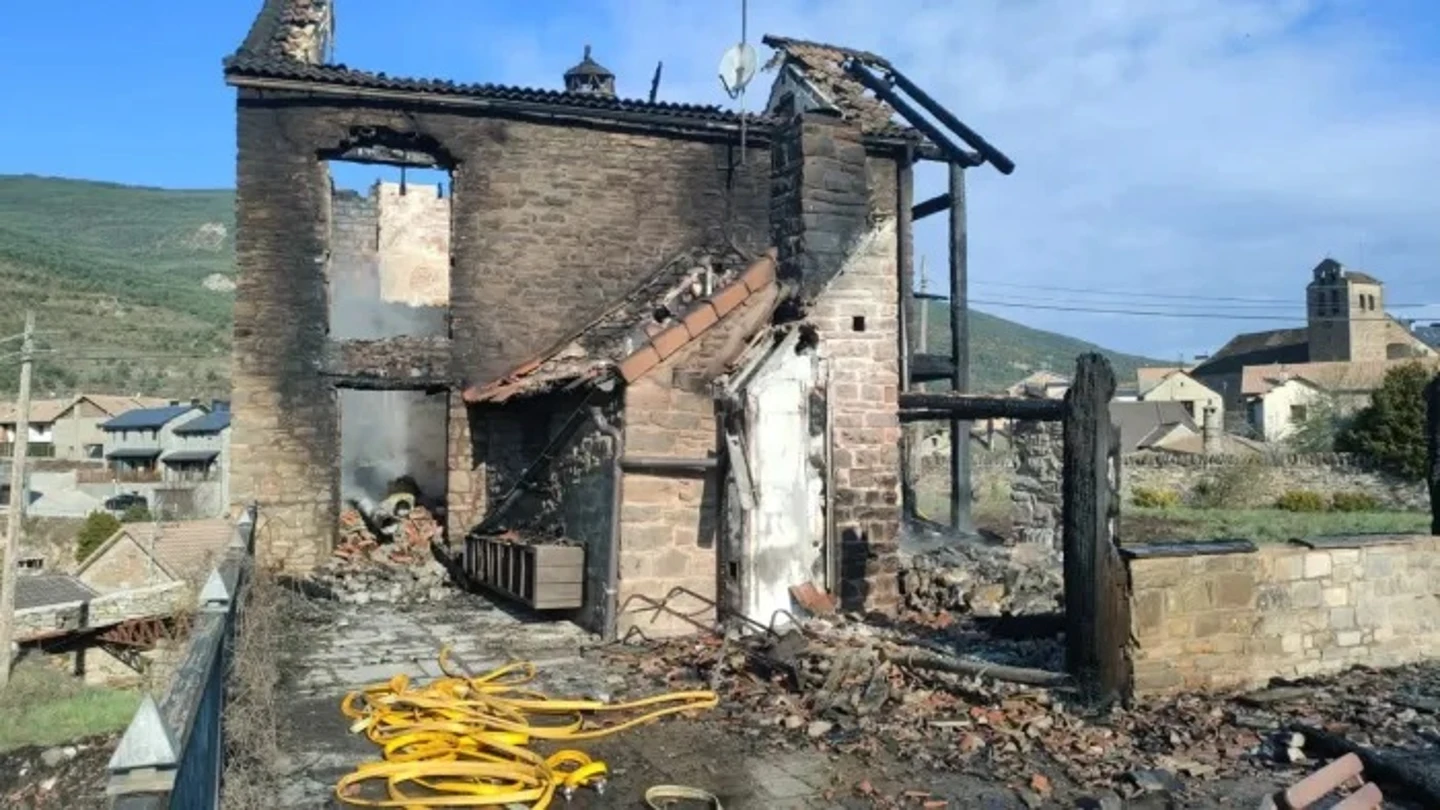 Cuatro adolescentes incendian un chalet y la 'travesura' les cuesta medio millón de euros a los padres Cuatro adolescentes incendian un chalet y la 'travesura' les cuesta medio millón de euros a los padres