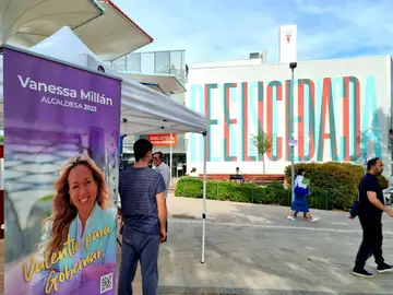 Un cartel de la candidata de Podemos en Rivas, Vanessa Millán