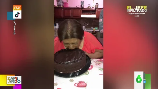 El inesperado incidente de una mujer durante la 'cata' de un pastel de chocolate El inesperado incidente de una mujer durante la 'cata' de un pastel de chocolate