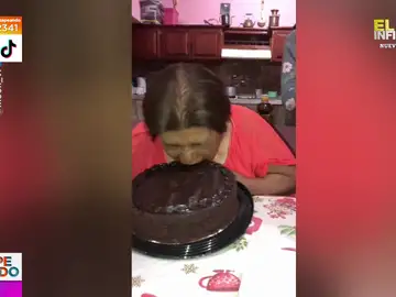 El inesperado incidente de una mujer durante la &#39;cata&#39; de un pastel de chocolate