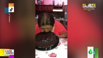 El inesperado incidente de una mujer durante la 'cata' de un pastel de chocolate