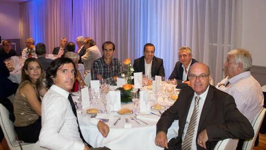 La imagen del hijo de Negreira en una cena de árbitros en homenaje a Velasco Carballo La imagen del hijo de Negreira en una cena de árbitros en homenaje a Velasco Carballo