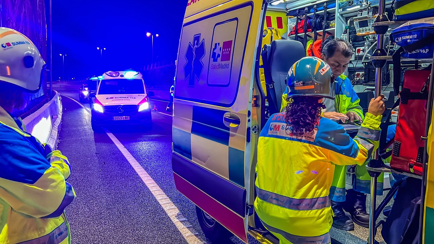 Muere un motorista de 31 años al caer por un puente de ocho metros en Pozuelo de Alarcón, Madrid Muere un motorista de 31 años al caer por un puente de ocho metros en Pozuelo de Alarcón, Madrid