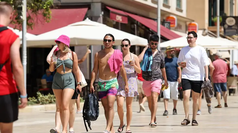Malagueños y turistas hacen frente a la ola de calor en julio de 2022