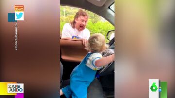 La divertida 'performance' de un padre cuando su hijo se sube al coche para imitarle conduciendo