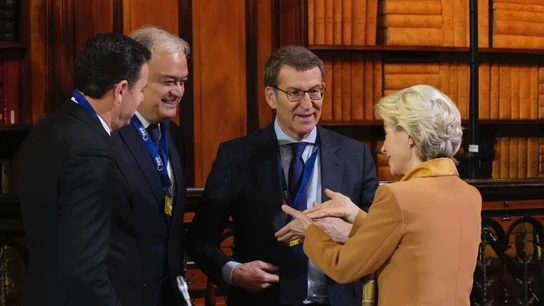El presidente del PP, Alberto Nuñez Feijóo, con la presidenta de la Comisión Europea, Úrsula Von der Leyen, y al presidente del PPE, Manfred Weber. El presidente del PP, Alberto Nuñez Feijóo, con la presidenta de la Comisión Europea, Úrsula Von der Leyen, y al presidente del PPE, Manfred Weber.