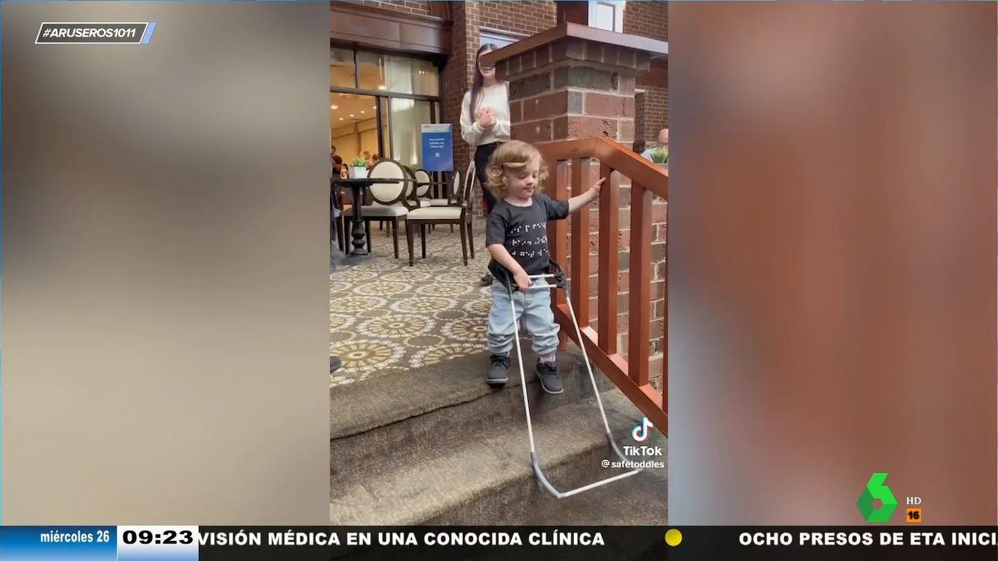 El entusiasmo de un niño invidente cuando consigue bajar solo unas escaleras por primera vez El entusiasmo de un niño invidente cuando consigue bajar solo unas escaleras por primera vez