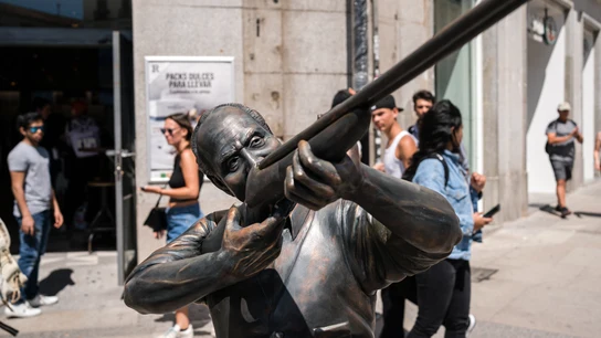 Una escultura del Rey emérito Juan Carlos I con un rifle de caza, en la Puerta del Sol, a 25 de abril de 2023, en Madrid (España). Una escultura del Rey emérito Juan Carlos I con un rifle de caza, en la Puerta del Sol, a 25 de abril de 2023, en Madrid (España).