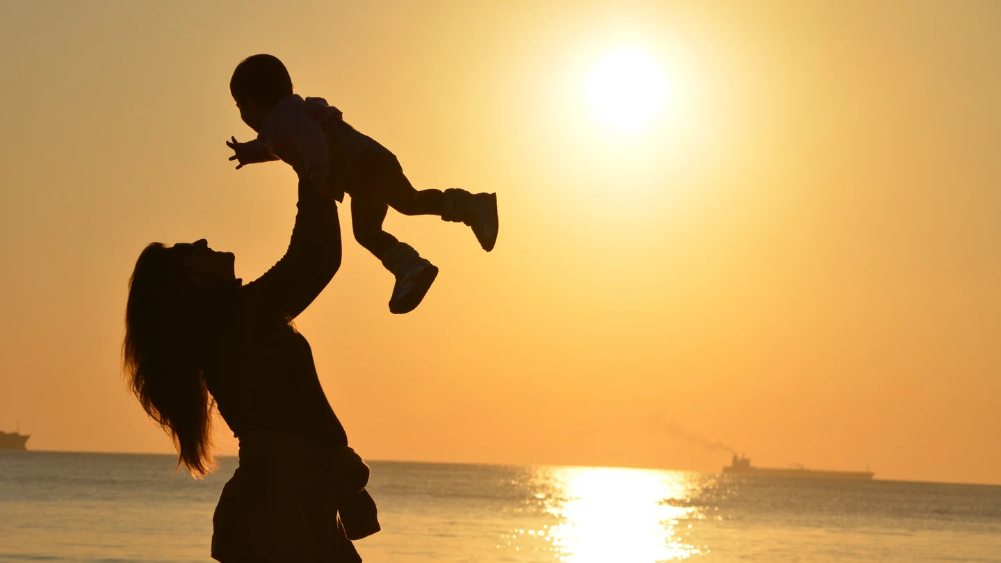 Una madre, con un bebé en brazos Una madre, con un bebé en brazos