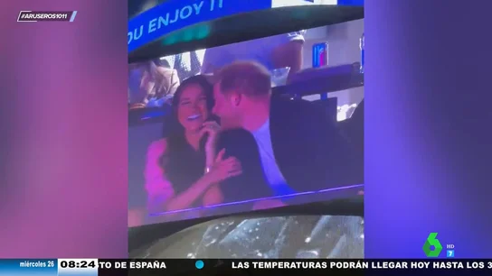 La cobra de Meghan Markle al príncipe Harry cuando les enfoca la 'Kiss cam' La cobra de Meghan Markle al príncipe Harry cuando les enfoca la 'Kiss cam'
