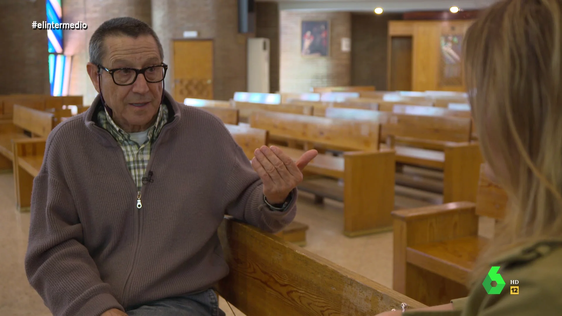 Paco Blanco, vicario parroquial de Nuestra Señora del Sagrado Corazón, en Madrid, explica a Andrea Ropero cómo es la función de su parroquia de encontrar trabajo a migrantes sin papeles y vigilar que se cumplan unas condiciones laborales dignas.