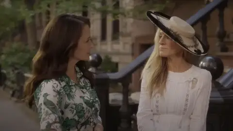 Charlotte (Kristin Davis) y Carrie Bradshaw (Sarah Jessica Parker) en 'And just like that' T2. Charlotte (Kristin Davis) y Carrie Bradshaw (Sarah Jessica Parker) en 'And just like that' T2.