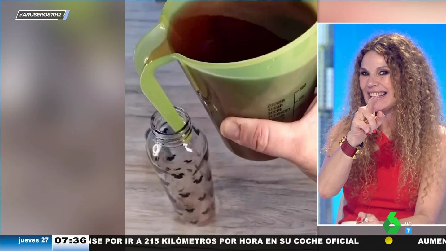 El truco para rellenar un biberón o una botella con una jarra sin verter líquido fuera El truco para rellenar un biberón o una botella con una jarra sin verter líquido fuera