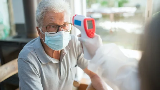 Un médico explorando a un paciente. Gripe-Covid. Un médico explorando a un paciente. Gripe-covid.