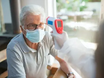 Un médico explorando a un paciente. Gripe-Covid. Un médico explorando a un paciente. Gripe-Covid.