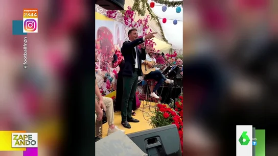 Joaquín lo da todo en la Feria de Abril cantando 'Ali Ali O': el momentazo en el que anima a la caseta Joaquín lo da todo en la Feria de Abril cantando 'Ali Ali O': el momentazo en el que anima a la caseta