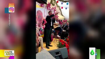 Joaquín lo da todo en la Feria de Abril cantando 'Ali Ali O': el momentazo en el que anima a la caseta 