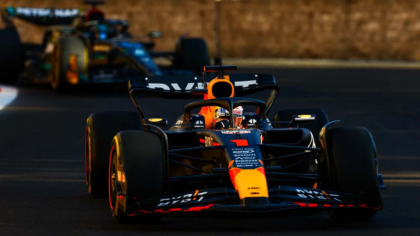 Max Verstappen y George Russell. Max Verstappen y George Russell.
