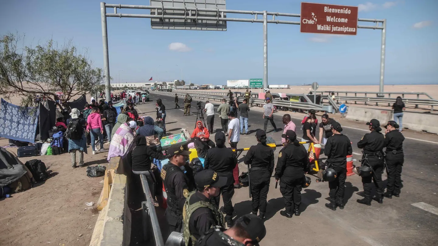 Crisis migratoria en Perú: cientos de venezolanos duermen en la frontera a la espera de volver a sus casas Crisis migratoria en Perú: cientos de venezolanos duermen en la frontera a la espera de volver a sus casas