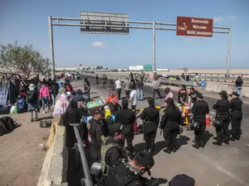 Crisis migratoria en Perú: cientos de venezolanos duermen en la frontera a la espera de volver a sus casas