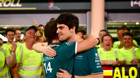 Fernando Alonso se abraza a Lance Stroll Fernando Alonso se abraza a Lance Stroll