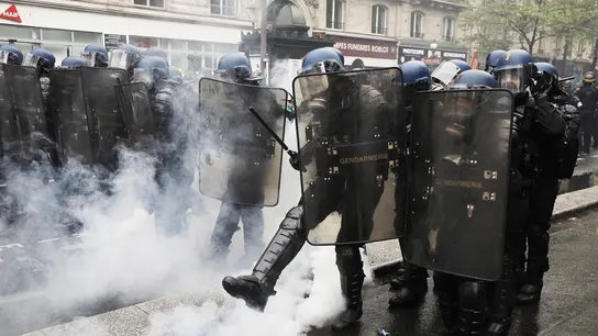 La policía antidisturbios durante la marcha anual del Primero de Mayo en París, Francia. La policía antidisturbios durante la marcha anual del Primero de Mayo en París, Francia.