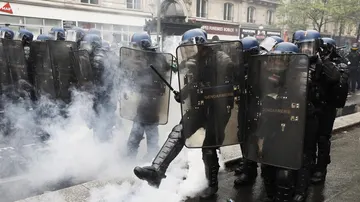 La policía antidisturbios durante la marcha anual del Primero de Mayo en París, Francia.