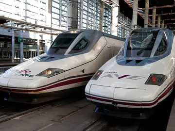 Vista de dos trenes AVE en la Estación de Atocha de Madrid Vista de dos trenes AVE en la Estación de Atocha de Madrid