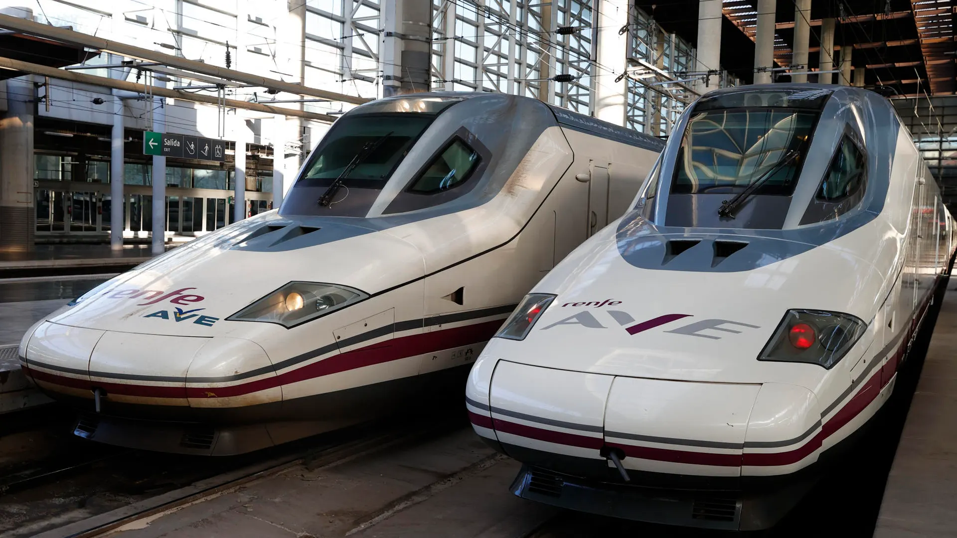 Vista de dos trenes AVE en la Estaci&oacute;n de Atocha de Madrid